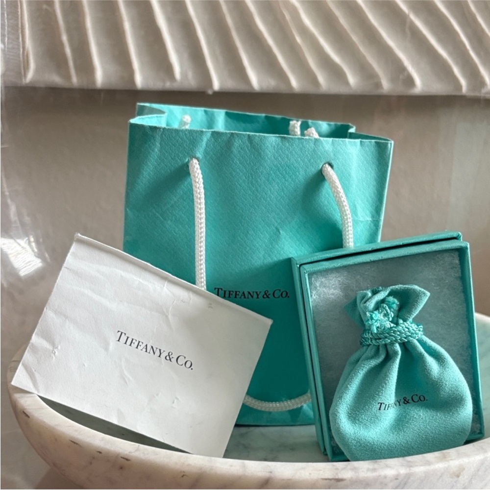 Tiffany & Co. Diamond & 18K Paloma Picasso ‘Loving Heart’ Necklace - Picture 9 of 13